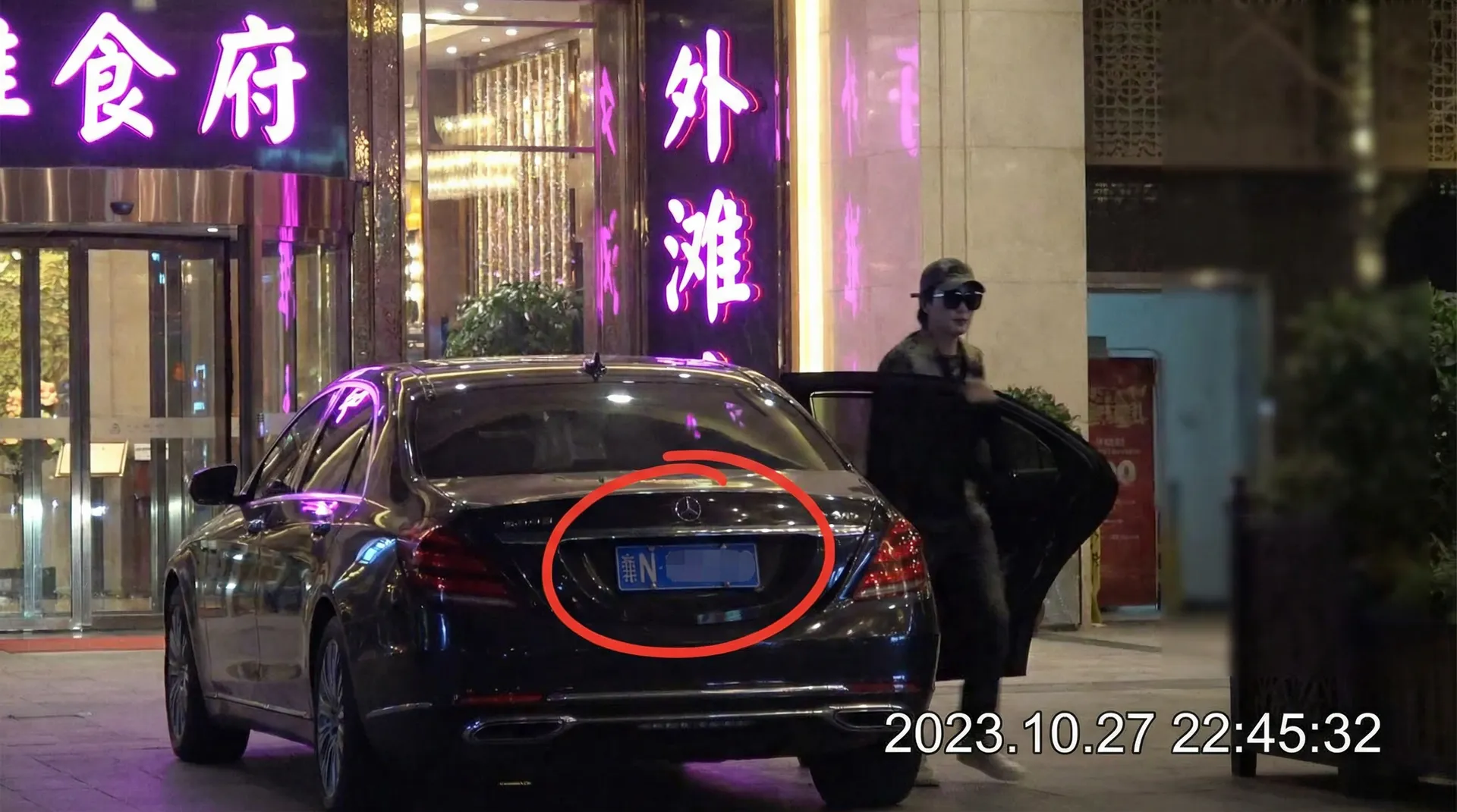 《吃瓜网-吃瓜爆料|热点黑料|网红大瓜|独家爆料》_电影级吃瓜网内容深度解析 - 豪车餐厅外被拍